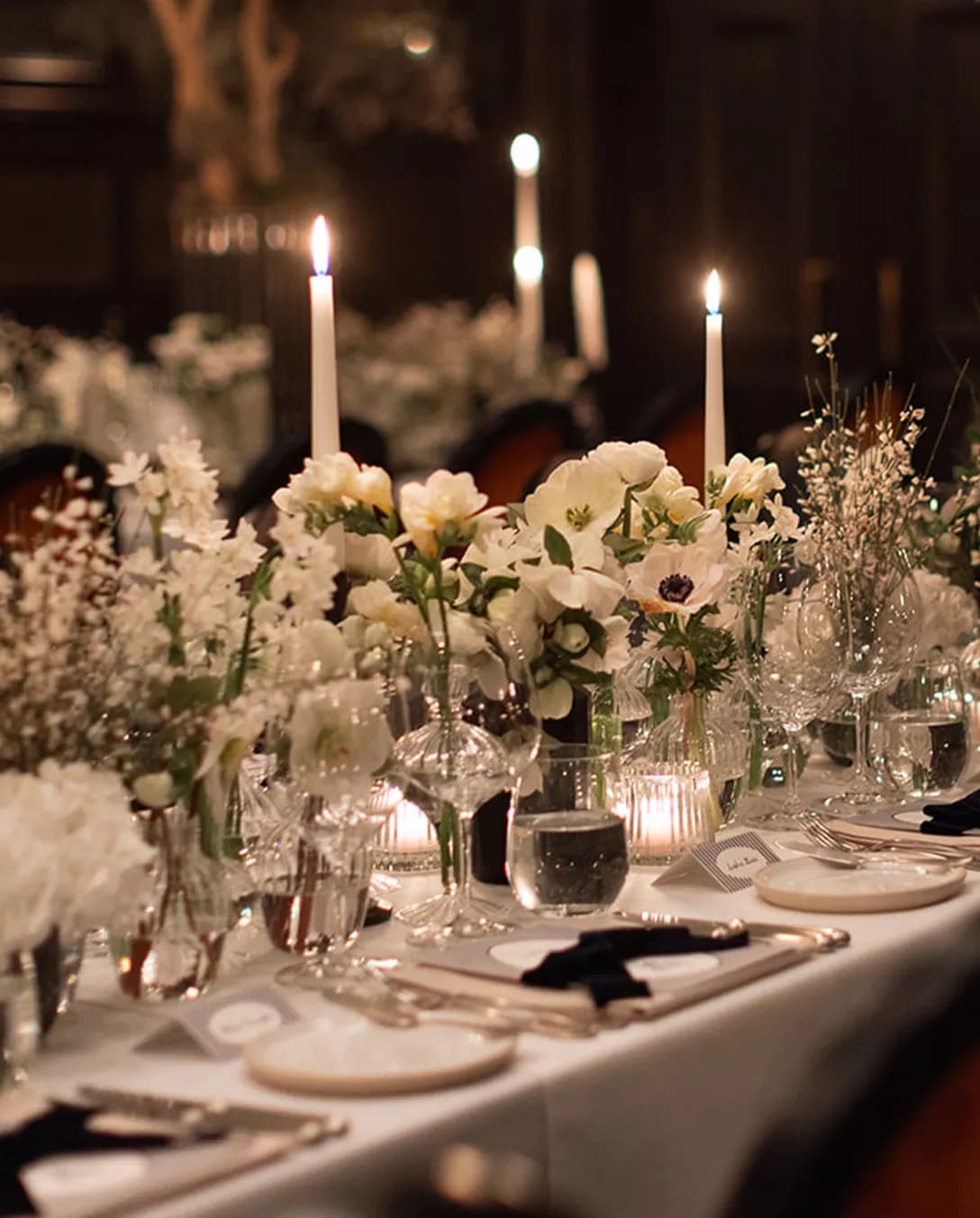 Luxury drama table decor with flowers, candles and black ribbon details